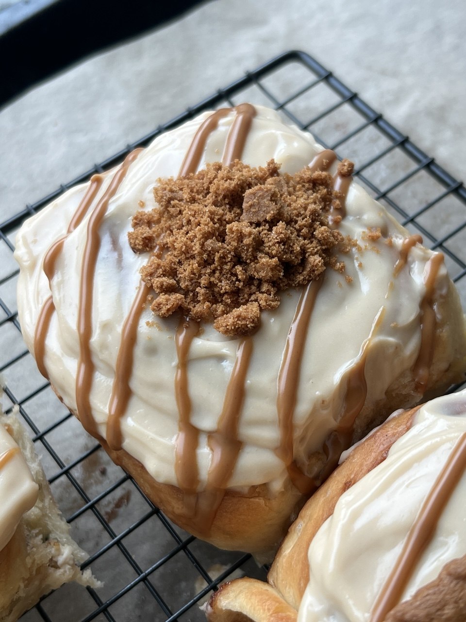 Biscoff cinnamon bun with biscuit crumb